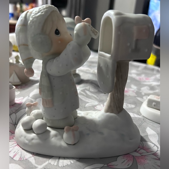 Vintage Precious Moments figurine “ I’m sending you a white Christmas “ - Picture 7 of 10
